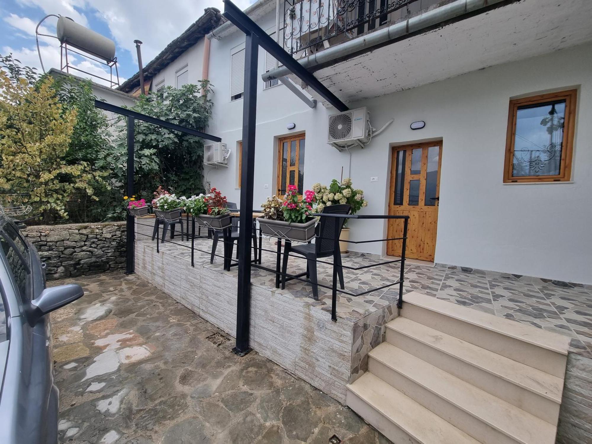 Tony'S Terrace Bed and Breakfast Gjirokastër Exteriör bild